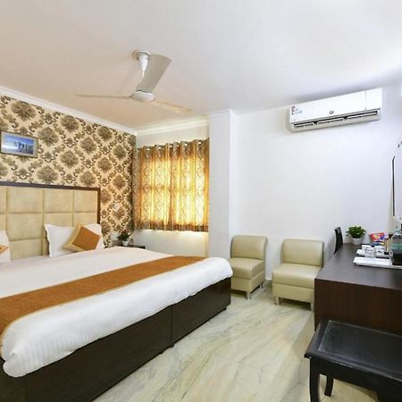 Hotel The First By Goyal Hotelie Agra  Exteriör bild