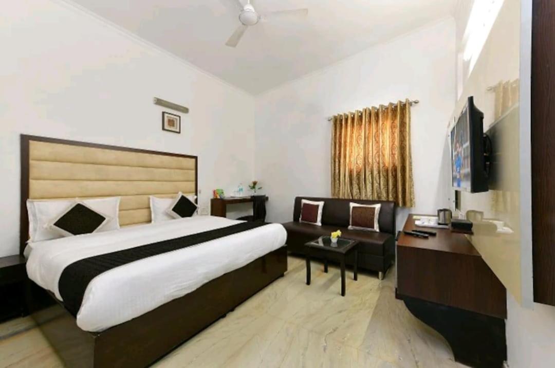Hotel The First By Goyal Hotelie Agra  Exteriör bild