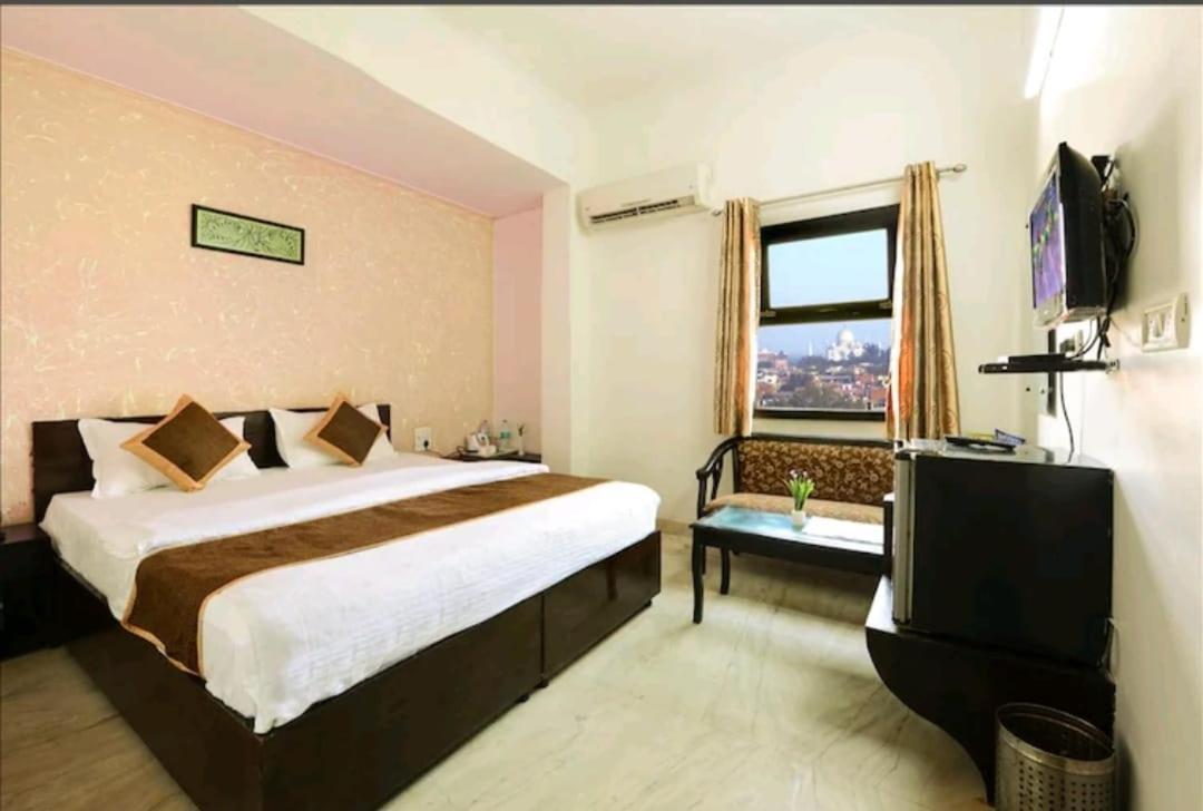 Hotel The First By Goyal Hotelie Agra  Exteriör bild