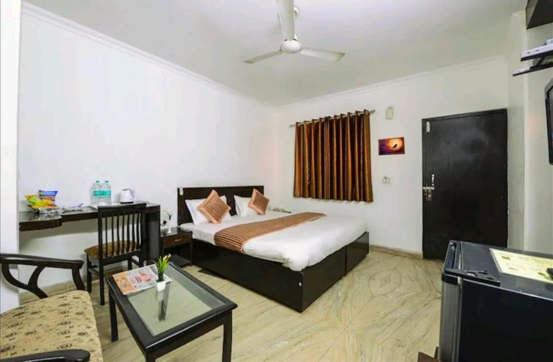 Hotel The First By Goyal Hotelie Agra  Exteriör bild