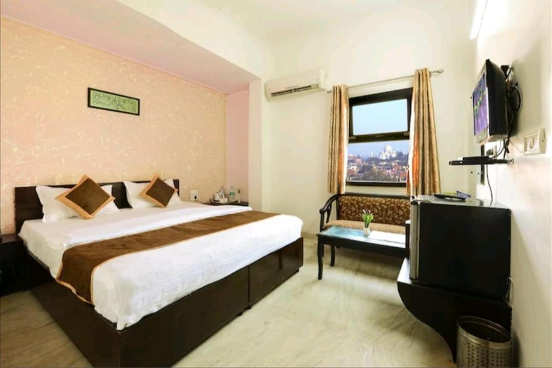 Hotel The First By Goyal Hotelie Agra  Exteriör bild