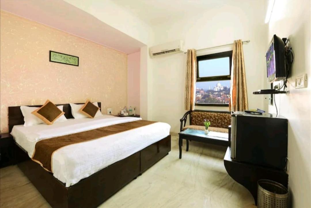 Hotel The First By Goyal Hotelie Agra  Exteriör bild