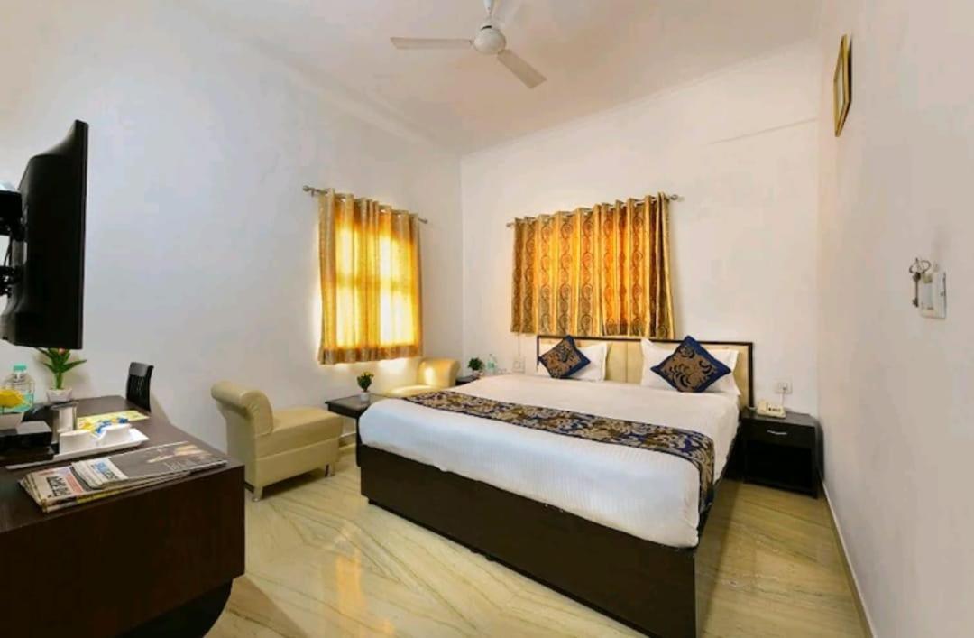 Hotel The First By Goyal Hotelie Agra  Exteriör bild