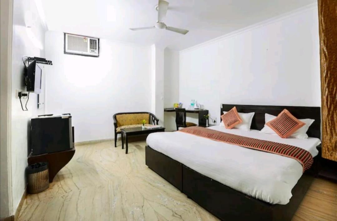 Hotel The First By Goyal Hotelie Agra  Exteriör bild