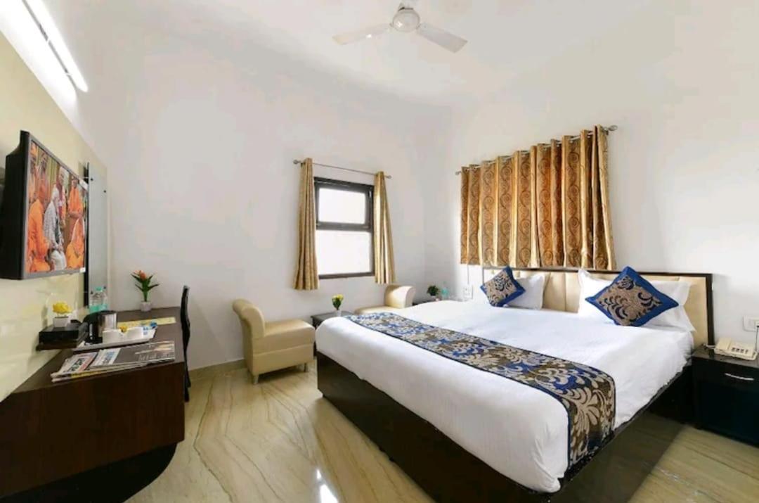 Hotel The First By Goyal Hotelie Agra  Exteriör bild