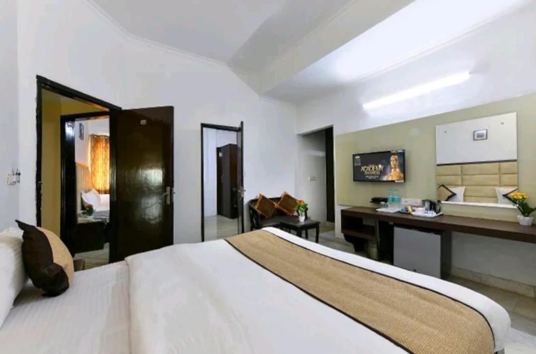 Hotel The First By Goyal Hotelie Agra  Exteriör bild