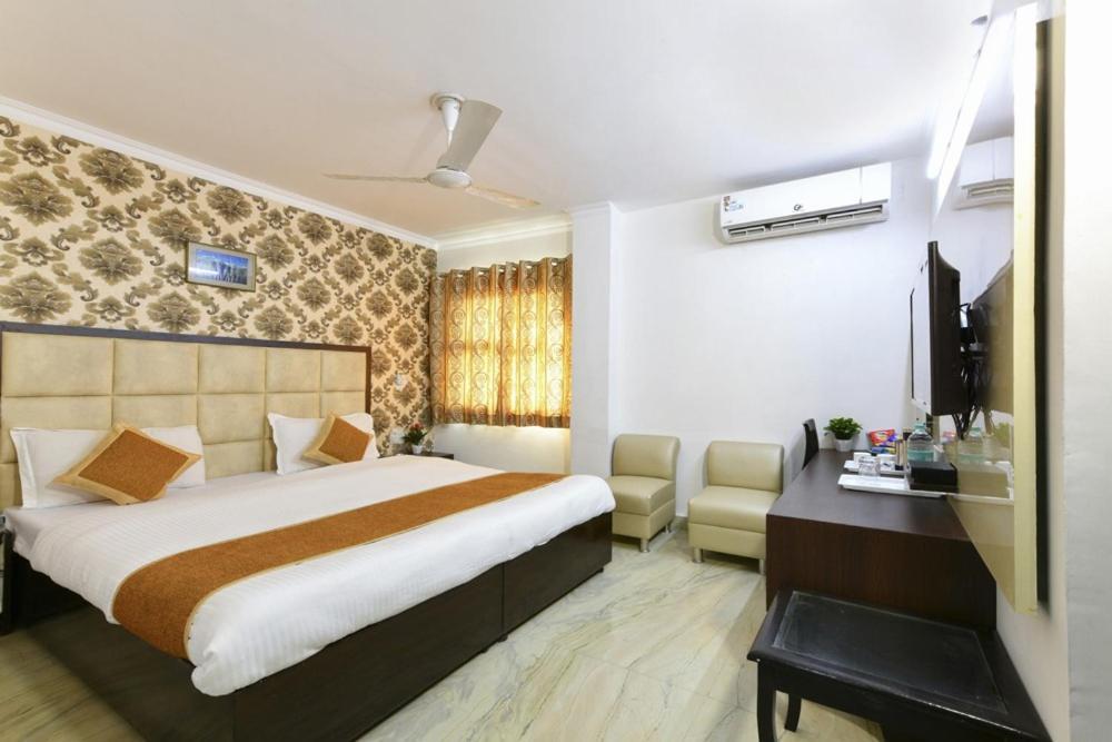 Hotel The First By Goyal Hotelie Agra  Exteriör bild