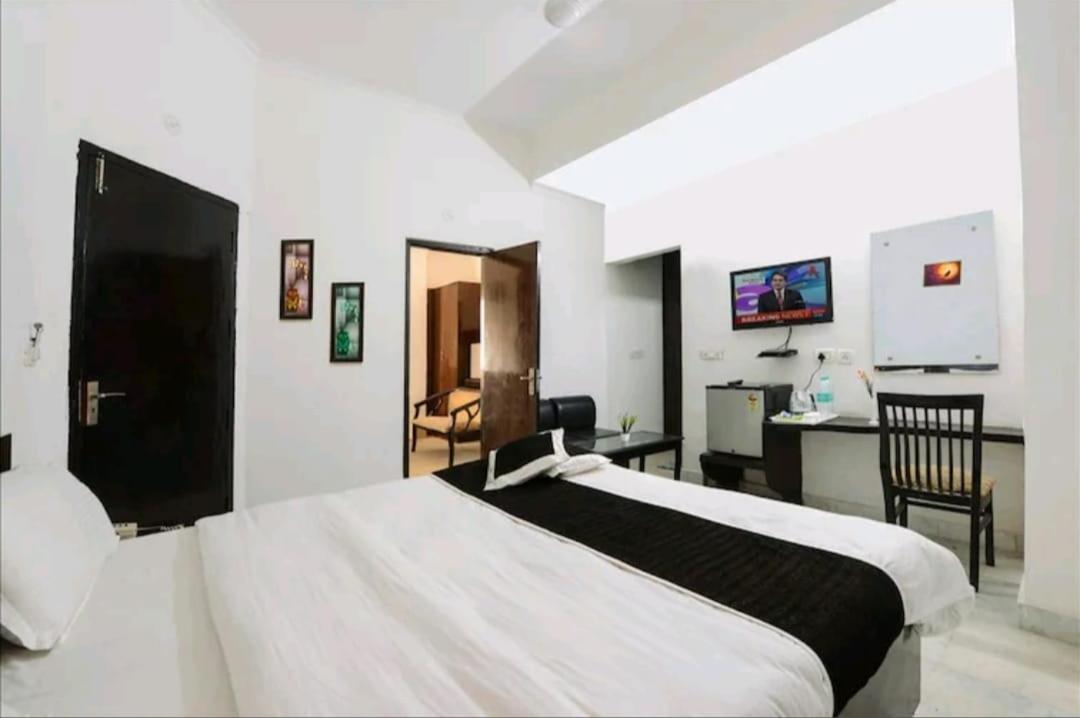 Hotel The First By Goyal Hotelie Agra  Exteriör bild