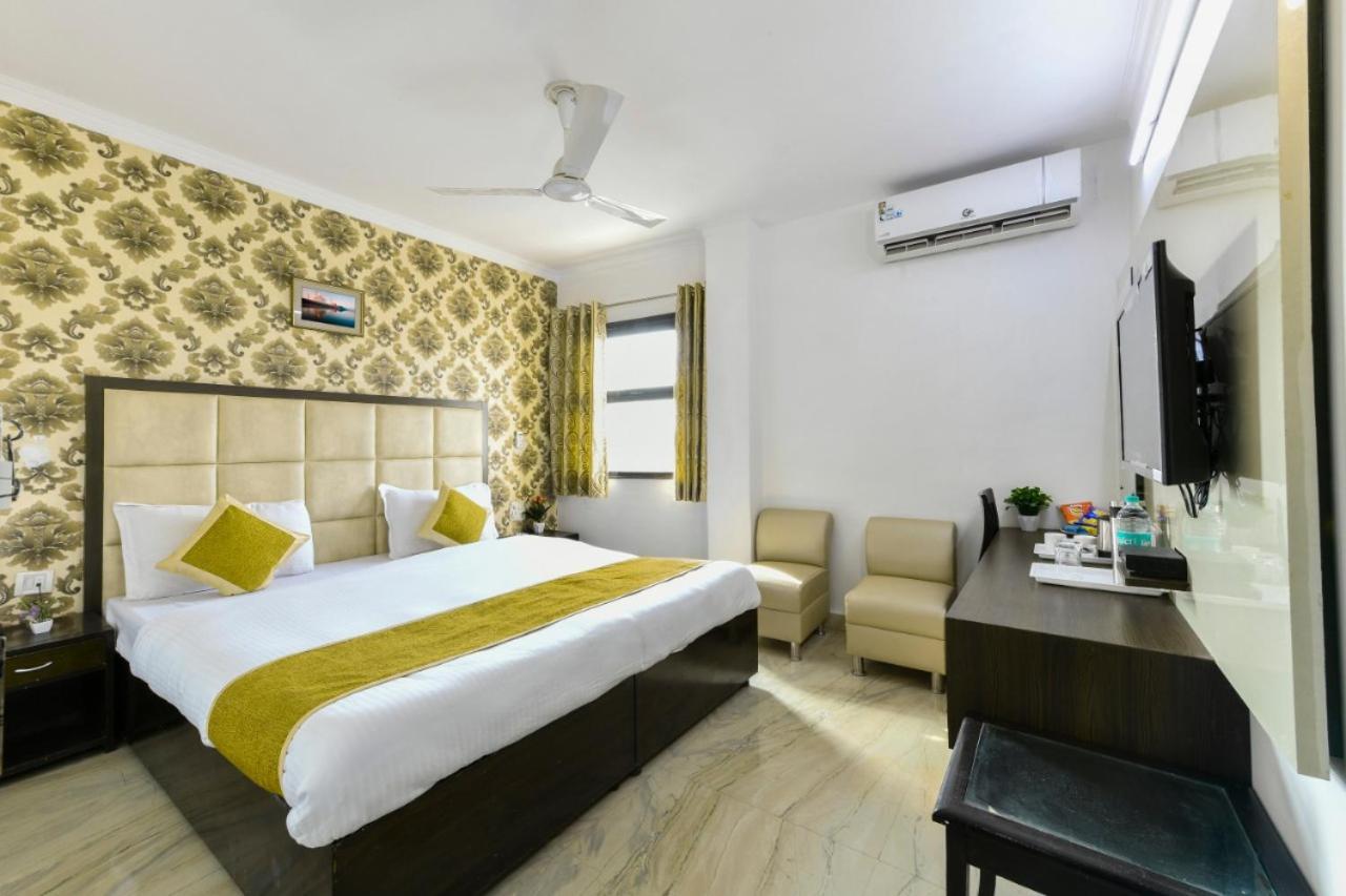 Hotel The First By Goyal Hotelie Agra  Exteriör bild