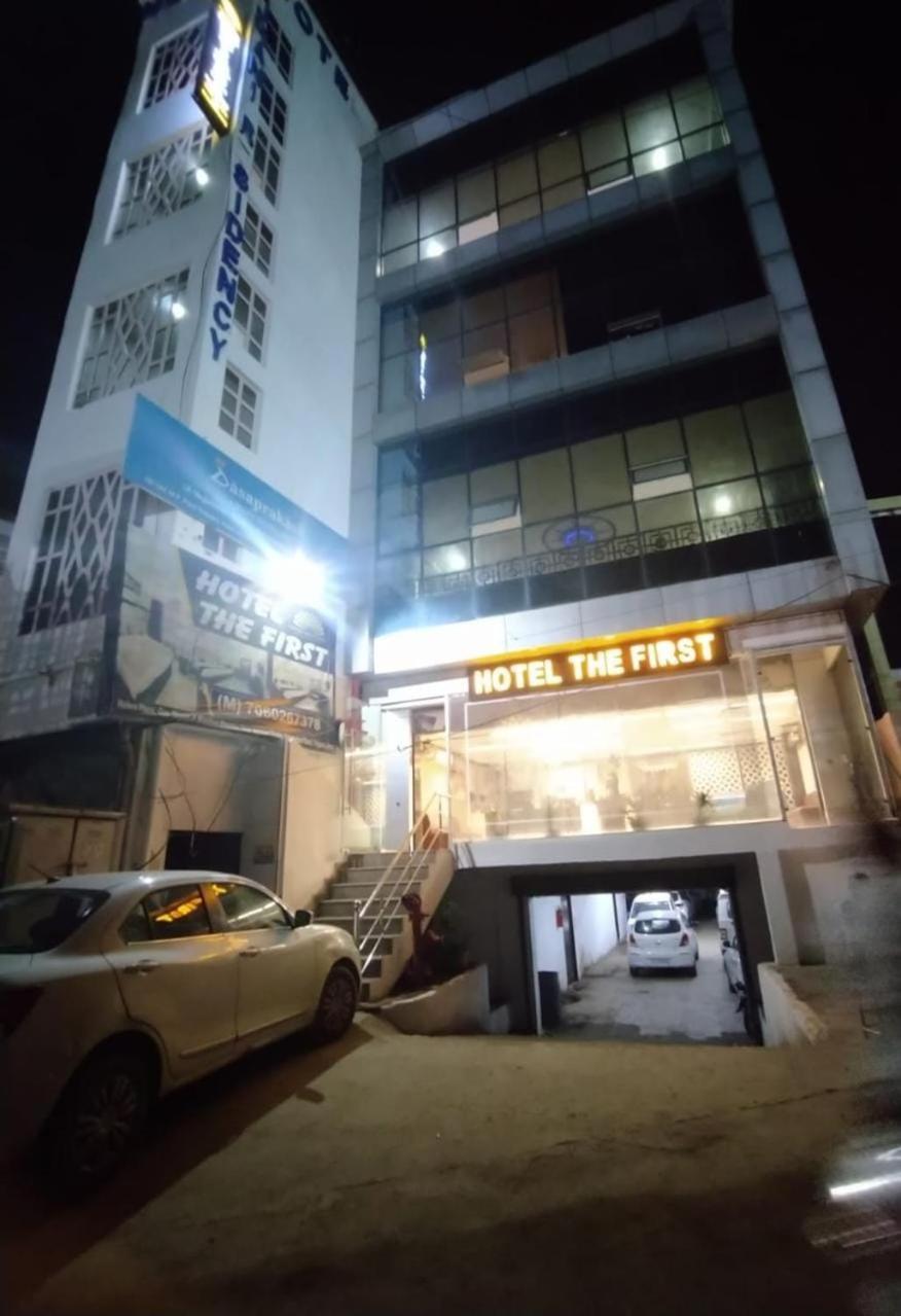 Hotel The First By Goyal Hotelie Agra  Exteriör bild